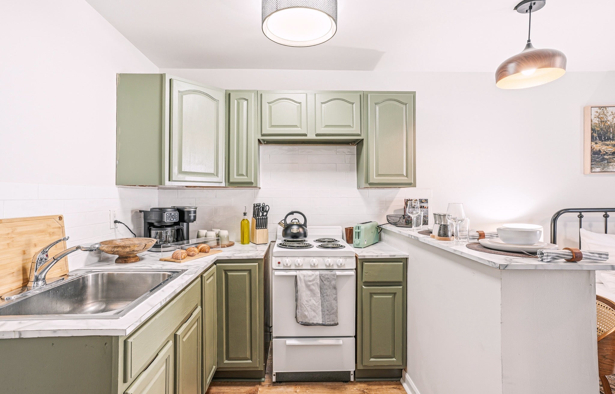 Walkable Downtown Studio with Full Kitchen