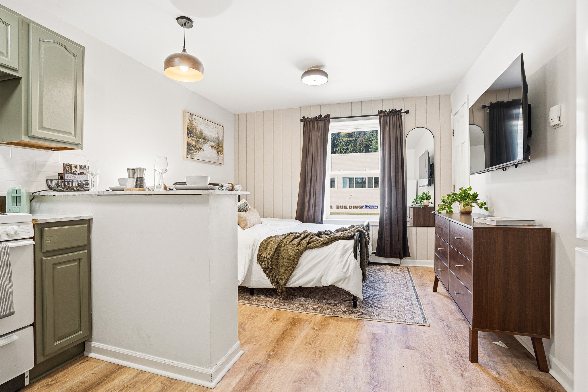 Walkable Downtown Studio with Full Kitchen