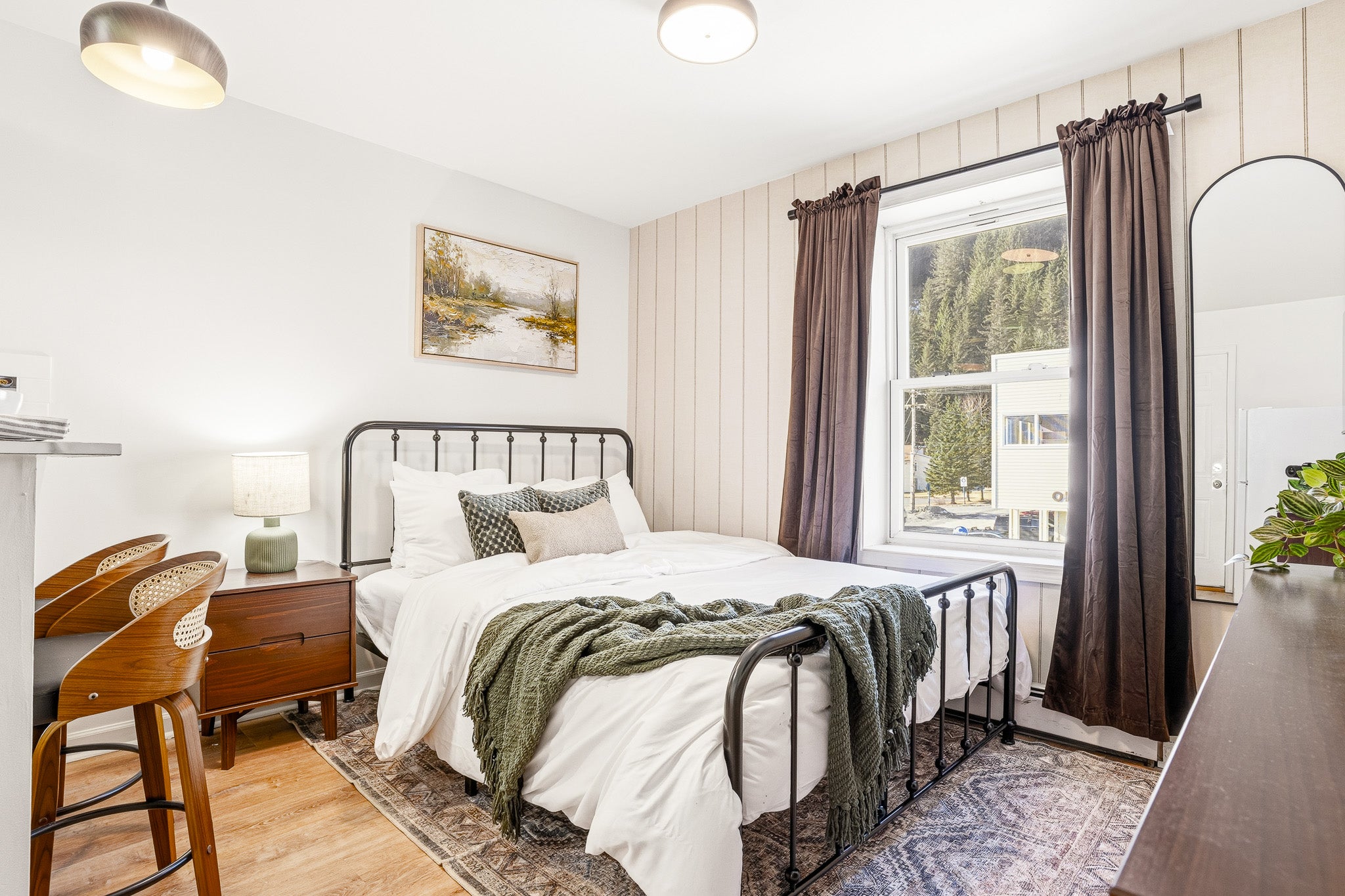 Walkable Downtown Studio with Full Kitchen