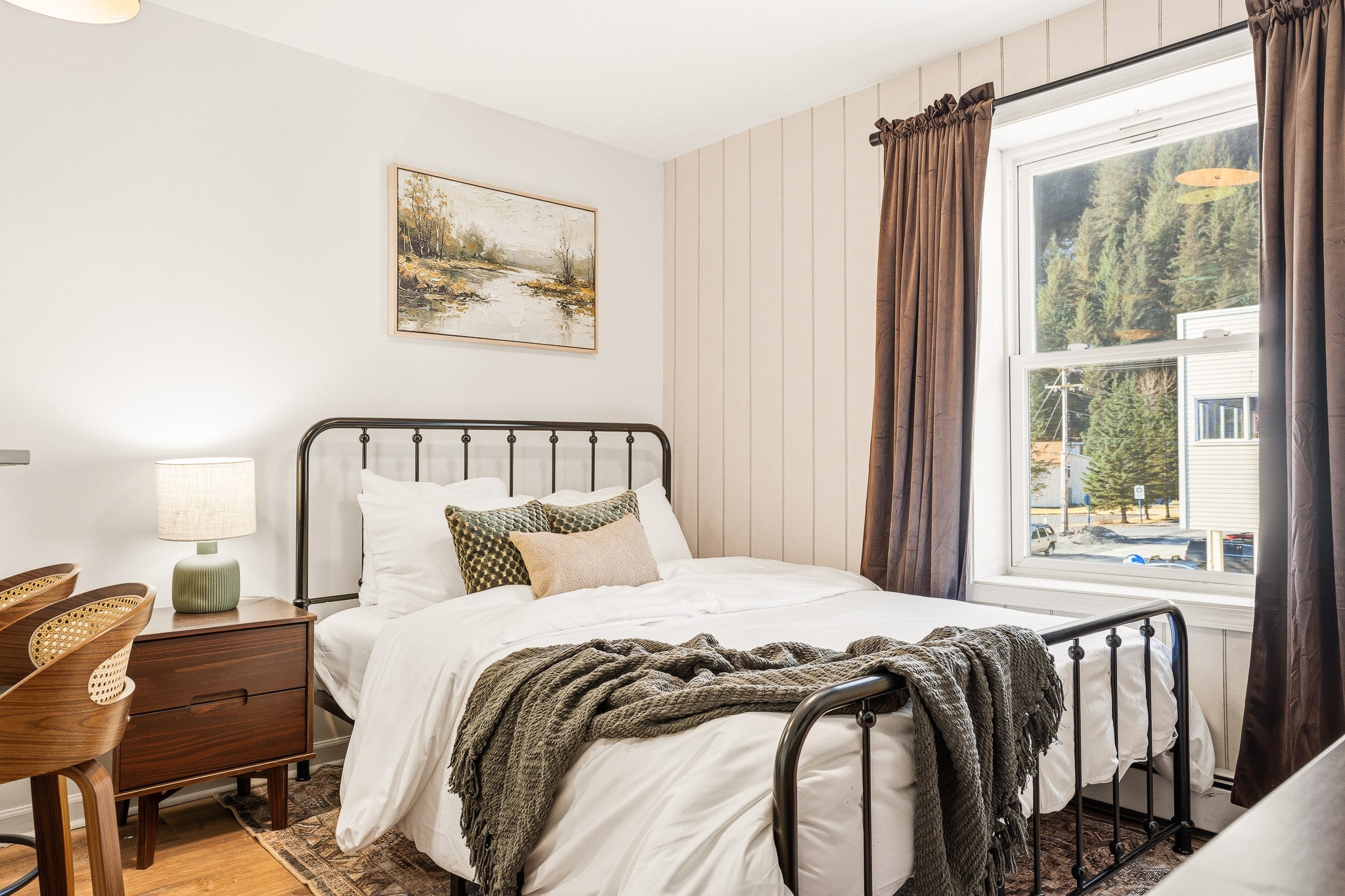 Walkable Downtown Studio with Full Kitchen